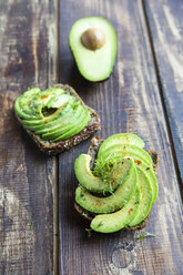 Eiweißbrot garniert mit Avocadoscheiben, Kresse und Chilipulver - SARF002631