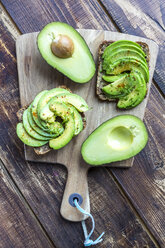 Protein bread garnished with sliced avocado, cress and chili powder - SARF002632