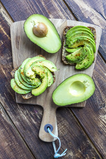 Eiweißbrot garniert mit Avocadoscheiben, Kresse und Chilipulver - SARF002632