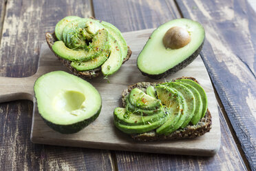 Eiweißbrot garniert mit Avocadoscheiben, Kresse und Chilipulver - SARF002633