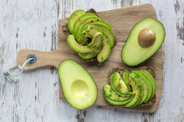 Eiweißbrot garniert mit Avocadoscheiben, Kresse und Chilipulver - SARF002634