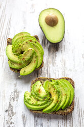 Protein bread garnished with sliced avocado, cress and chili powder - SARF002635