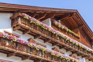 Österreich, Tirol, Stubai, Fulpmes, typisch rustikales Hotel - WDF003553