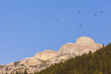 Austria, Tyrol, Stubai, Neustift, paragliders in mountainscape - WDF003555