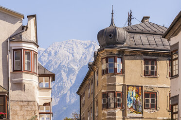 Österreich, Tirol, Hall in Tirol, Altstadt und Blick auf den Berg Bettelwurf - WDF003560