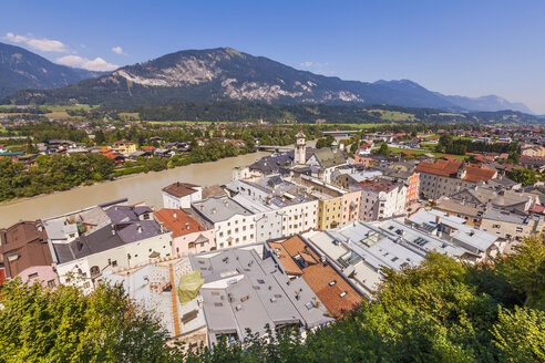 Österreich, Tirol, Rattenberg, Stadtbild mit Inn - WDF003561