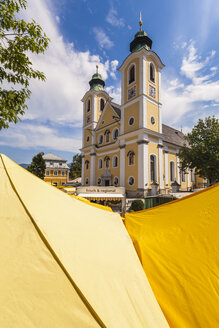 Österreich, Tirol, St. Johann in Tirol, Wochenmarkt in der Pfarrkirche St. Johann - WDF003562