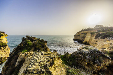 Portugal, Algarve, Küste bei Porches bei Sonnenuntergang, lizenzfreies Stockfoto