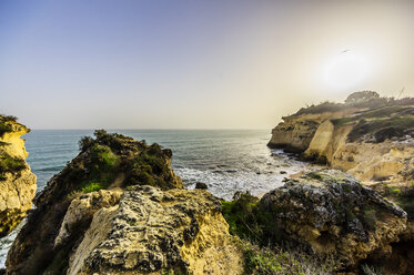 Portugal, Algarve, Küste bei Porches bei Sonnenuntergang - THAF001582