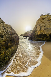 Portugal, Algarve, Küste bei Porches am Abend - THAF001583