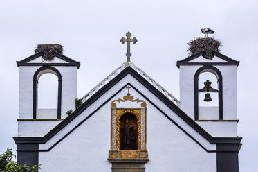 Portugal, Algarve, Faro, Storch im Storchennest auf der Kirche - THAF001596