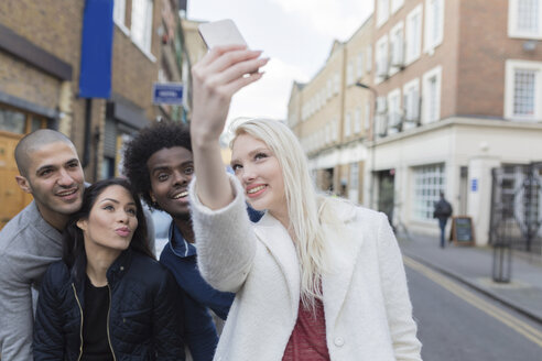 Gruppe von glücklichen Freunden, die ein Selfie auf der Straße machen - BOYF000173