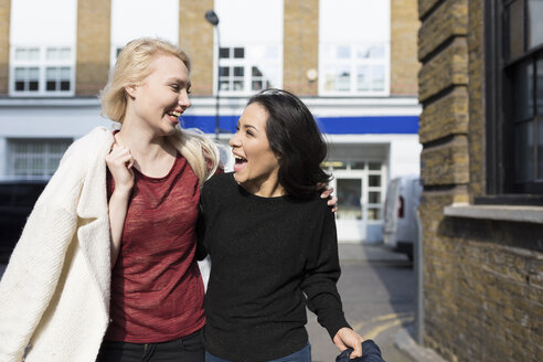 Zwei beste Freundinnen haben Spaß auf der Straße - BOYF000191