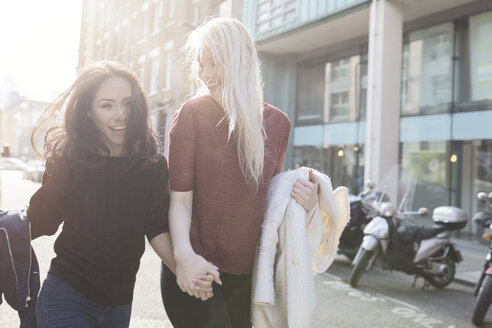 Zwei beste Freundinnen haben Spaß auf der Straße - BOYF000193