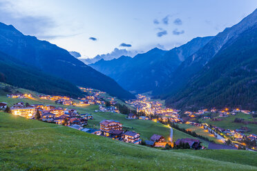 Österreich, Tirol, Sölden, Stadtbild am Abend - WDF003567