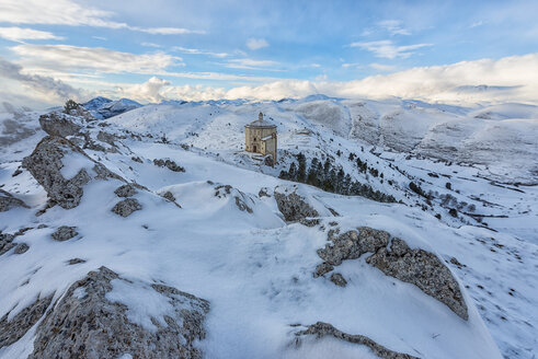 Italien, Abruzzen, Gran Sasso e Monti della Laga National Park, Die kleine Kirche Santa Maria della Pieta in Rocca Calascio bei Sonnenuntergang im Winter - LOMF000242