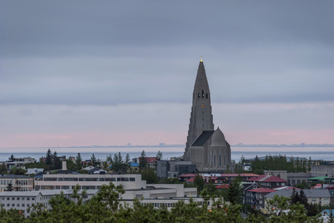 Island, Reykjavik, Stadtbild mit Hallgrimskirkja-Kirche, lizenzfreies Stockfoto