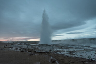 Island, Geysir Strokkur mit Langjoekull-Gletscher im Hintergrund - PAF001649