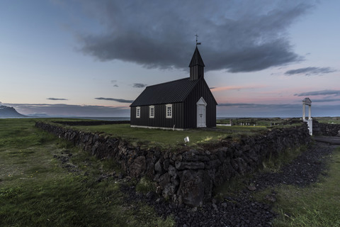 Island, Budir, Blick auf die schwarze Kirche, lizenzfreies Stockfoto
