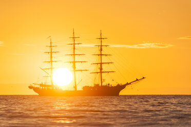 Island, Bucht von Kirkjufell, Segelschiff bei Sonnenuntergang - PAF001659