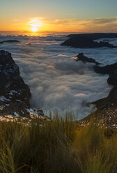 Portugal, Madeira, Abendsonne am Pico do Arieiro - MKFF000267