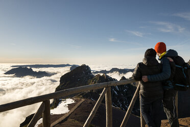 Portugal, Madeira, Blick vom Pico do Arieiro, Paar schaut vom Aussichtspunkt - MKFF000282