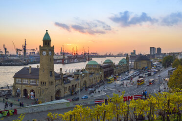 Deutschland, Hamburg, Hamburger Hafen, Uhrturm an den Landungsbrücken am Abend - RJF000574