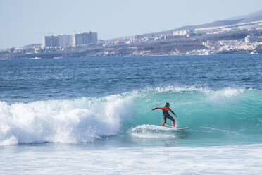 Spain, Tenerife, boy surfing on wave - SIPF000252