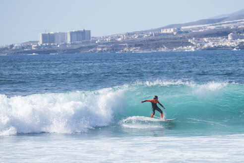 Spanien, Teneriffa, Junge surft auf Welle - SIPF000252
