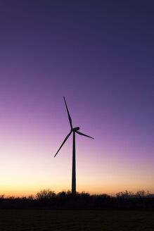 Windrad auf einer Wiese bei Sonnenuntergang - GEMF000788