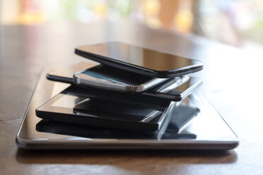 Stack of digital tablets and smartphones, close-up - SARF002641