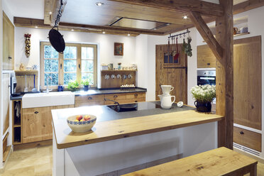 Rustikales Haus im Landhausstil mit Kücheninsel - BRF001267