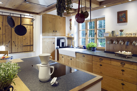 Rustikales Haus im Landhausstil mit Kücheninsel, lizenzfreies Stockfoto