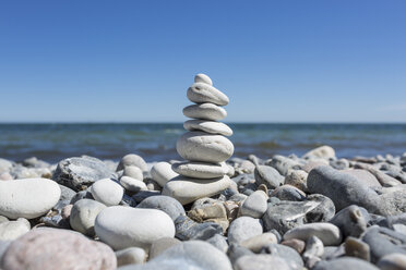 Kieselsteinhaufen am steinigen Strand - OJF000132