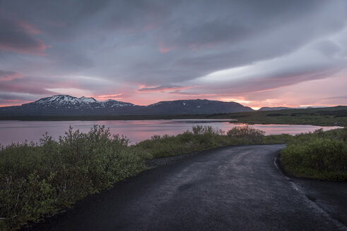 Island, Thingvellir-Nationalpark bei Mitternachtssonne - PAF001672