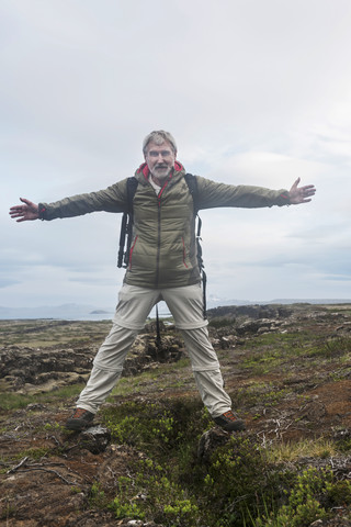 Island, Mann in der Thingvellir-Grabenzone, lizenzfreies Stockfoto