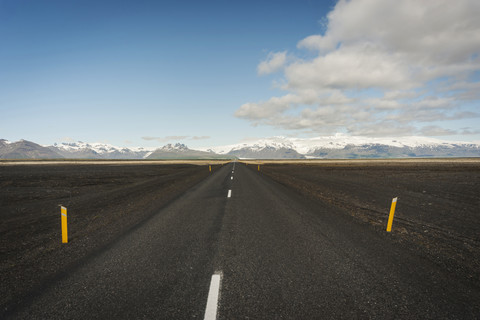 Island, leere Straße in Südisland, lizenzfreies Stockfoto