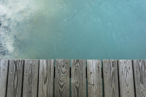 Island, Reykjanes, Holzpromenade und Wasser der Blauen Lagune - PAF001692