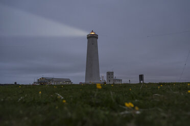 Island, Reykjanes, Leuchtturm am Abend - PAF001695
