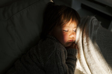 Little boy sleeping on the couch - VABF000370