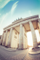 Deutschland, Berlin, Brandenburger Tor bei Sonnenuntergang - CMF000367
