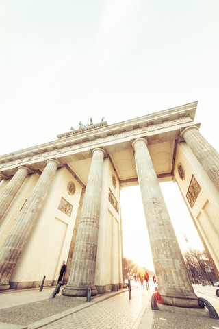Deutschland, Berlin, Brandenburger Tor bei Sonnenuntergang, lizenzfreies Stockfoto