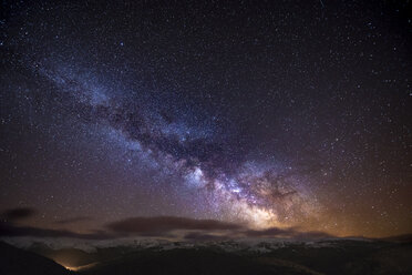 Spanien, Ourense, Nachtaufnahme mit Sternen und Milchstraße im Winter - EPF000031
