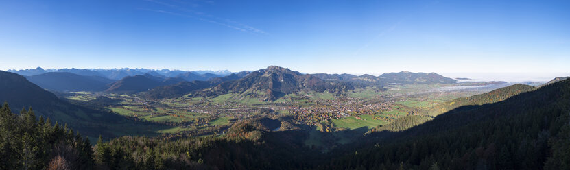 Deutschland, Oberbayern, Panoramablick vom Geierstein über das Isartal, Lenggries und Brauneck, Isarwinkel - SIEF006985