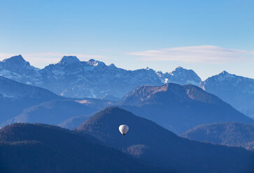 Deutschland, Bayern, Karwendel mit Vogelkarspitze und Pleisenspitze, Blick vom Geierstein, Isarwinkel - SIEF006986