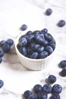 Schale mit Blaubeeren auf weißem Marmor - RTBF000001