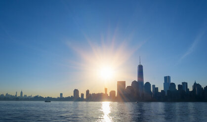 USA, New York City, Manhattan, Blick auf das Finanzviertel bei Gegenlicht - HSIF000412