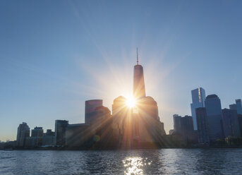 USA, New York City, Manhattan, Blick auf das Finanzviertel bei Gegenlicht - HSIF000413