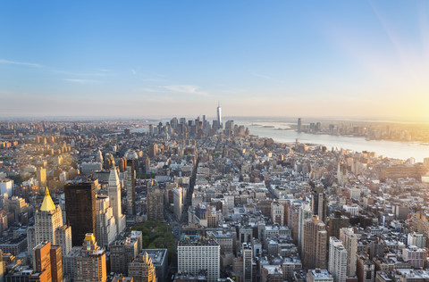 USA, New York City, Manhattan, Blick auf das Finanzviertel bei Sonnenuntergang von oben, lizenzfreies Stockfoto