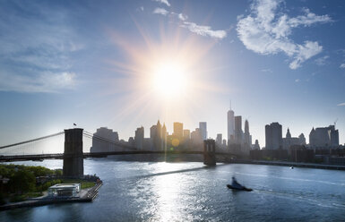 USA, New York City, Blick auf die Brooklyn Bridge bei Gegenlicht - HSIF000421